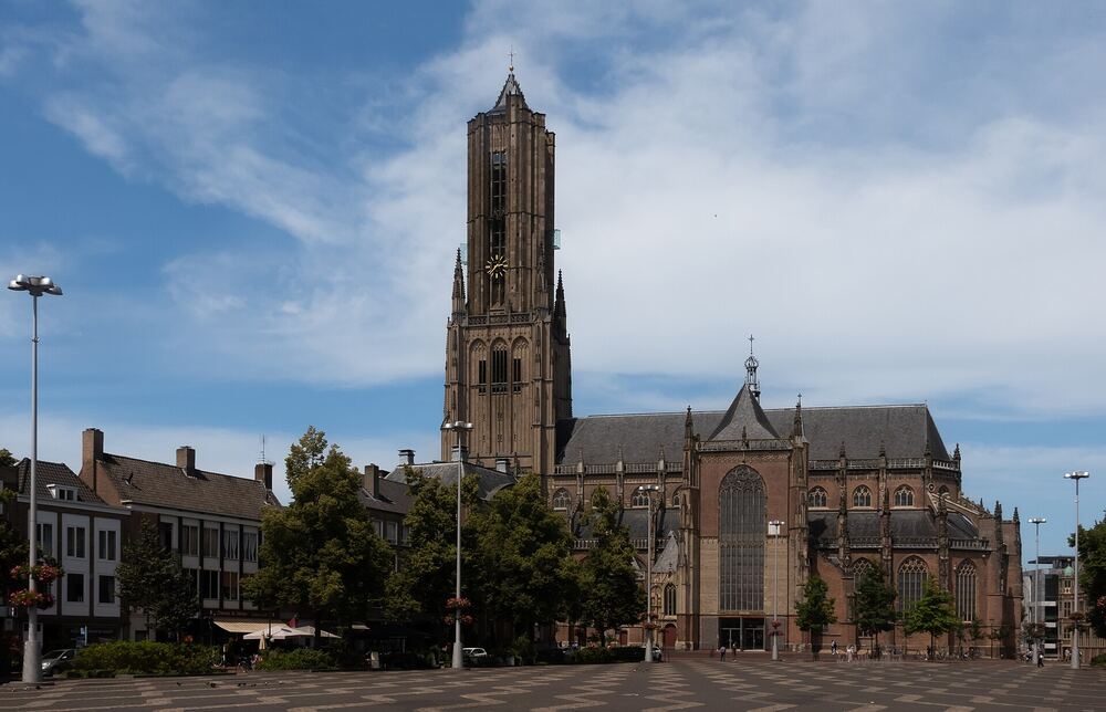 De Eusebiuskerk aan het plein in Arnhem