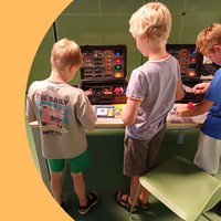 Klooien met elektrotechniek — familie-kids in Gelderland