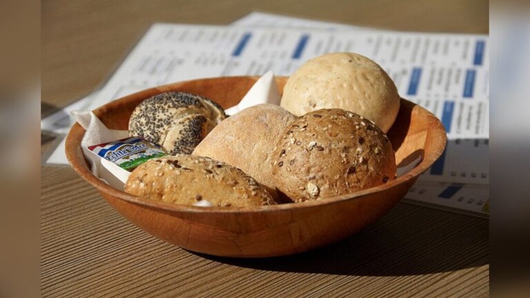 Lunch met heerlijke broodjes en verse koffie/thee — markt-eten in Gelderland