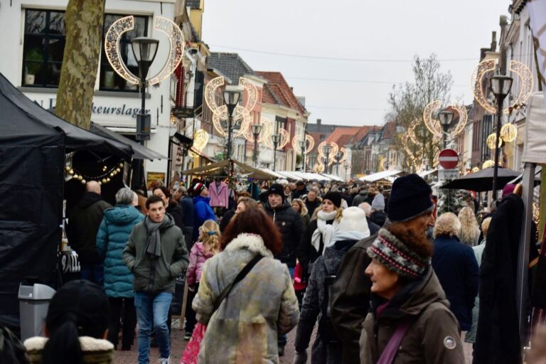 Kerstmarkt in de Laarstraat in Zutphen — markt-eten in Gelderland