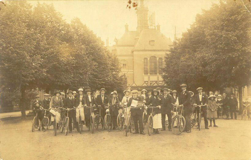 Fietstocht langs Apeldoornse verenigingen in Apeldoorn